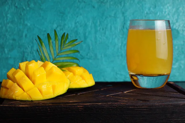 Reife Saftige Mango Und Saft Einem Glas Auf Einem Holzbrett — Stockfoto