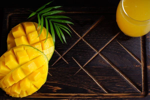 Reife Mango Und Saft Einem Glas Auf Einem Holzbrett Mit — Stockfoto