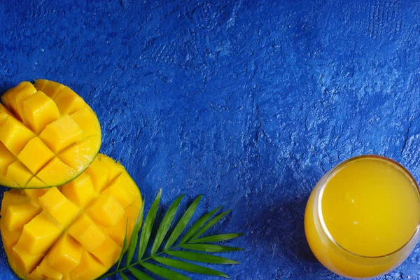 Kreatives Layout Auf Blauem Hintergrund Mit Mango Einem Glas Saft — Stockfoto