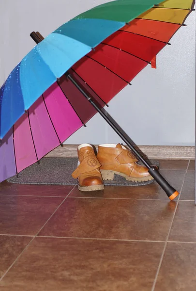 Rött Läderskor Stå Vid Dörren Med Flerfärgad Paraply — Stockfoto