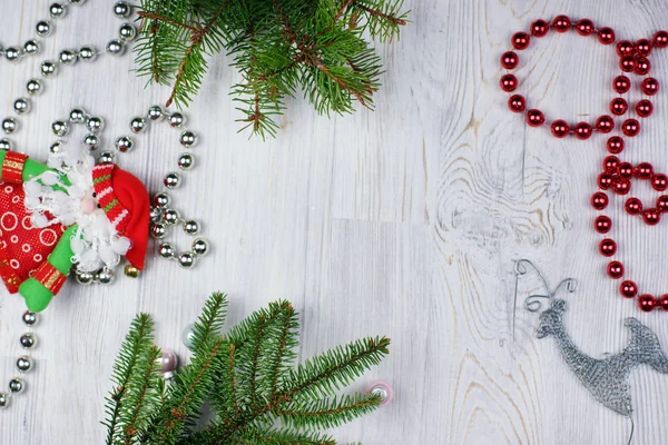 Glänzende Perlen, Weihnachtsbaum, Weihnachtsmann und Hirsch auf hölzernem Hintergrund. — Stockfoto