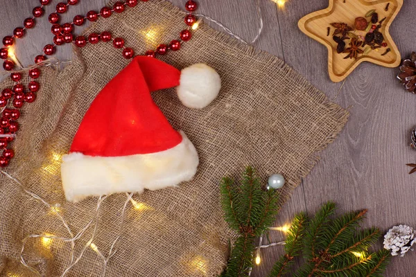 Rustikale Weihnachtskarte Mit Rotem Weihnachtsmann Hut Leuchtendem Kranz Und Geschmücktem — Stockfoto