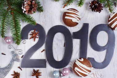 Rakamlar 2019, kurabiye ve Noel süslemeleri Noel ağacına hafif bir arka plan ile. Yeni yıl kavramı. Tebrik Noel kartı. Düz yatıyordu.