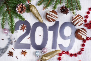 Rakamlar 2019, kurabiye ve Noel süslemeleri ile hafif bir arka plan üzerinde ağaç ve kırmızı boncuklar. Yeni yıl kavramı. Tebrik Noel kartı. Düz yatıyordu.
