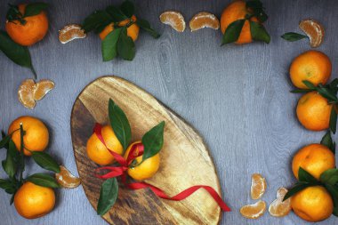 Mandalina çerçeve ve kırmızı kurdele ile bir hediye ile ahşap tahta