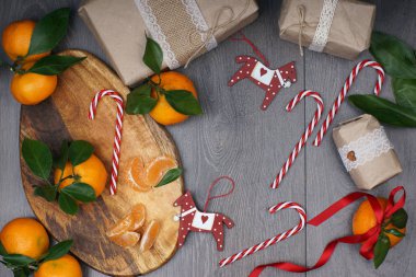 Noel kavramı - baston şekerler, mandalina, at biçiminde süslemeleri ve rustik tarzı hediyeler