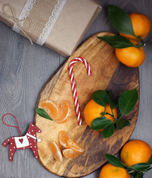 크리스마스 캔디 지팡이, 귤과 소박한 스타일 선물의 개념 — 스톡 사진