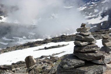Cairn kar ve sis bir dağın zirvesinde