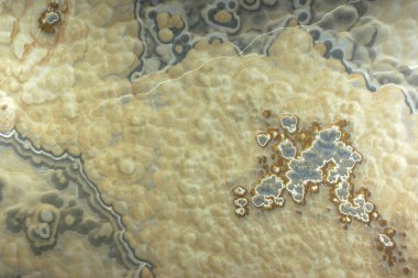 Işık sarı doğal taş Onyx kabarcıklar ve gri ile yüzeyde lekeleri kökenli onix naranja veteado denir.