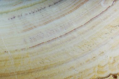 Bir parça doğal Oniks taş bir beyaz şablondadır Onice Arco Iris denir.