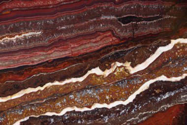 Onyx, parlak kırmızı renk koyu çizgiler ve dalgalar, yapısını Onyx Fantastico denir.