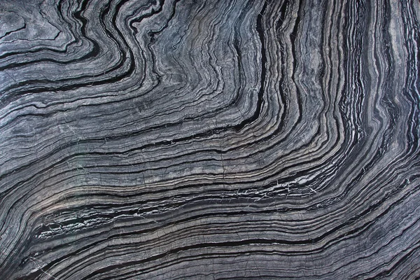 天然石は銀の波と呼ばれる暗い縞と灰色の石 — ストック写真
