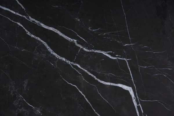 Doğal taş karanlık bir arka plan üzerinde beyaz şeritler ile İtalyan mermeri denilen Nero Marquina.