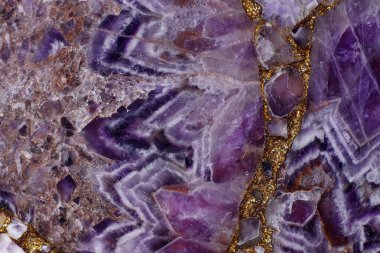 Doğal taş ilginç desenli bir Ametist mor renk.