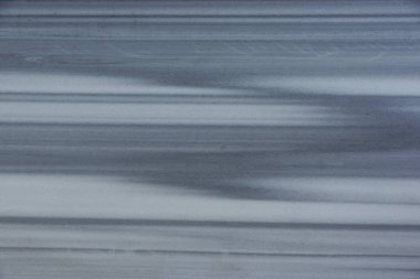 Bir zebra benzeyen gri paralel çizgili beyaz mermer taş Zebrino denir