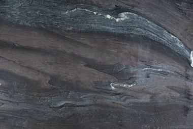 Kuvarsit Rosso Luana denilen güzel kırmızı desenleri ile doğal koyu taş