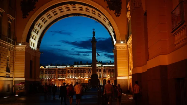 View through the arched doorway to the Palace Square in St. Petersburg with the silhouette of the Alexandrian column — Stock Photo, Image