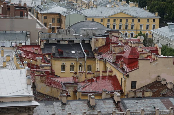 Prohlédněte si okno deštivého počasí nad městem, mnoho střech v Petrohradu — Stock fotografie