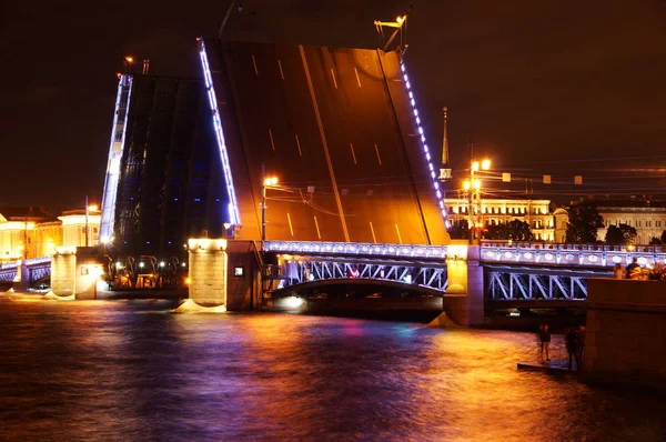 नेवा नदी पर सेंट पीटर्सबर्ग में तलाकशुदा पैलेस ब्रिज रात में प्रकाश के साथ — स्टॉक फ़ोटो, इमेज