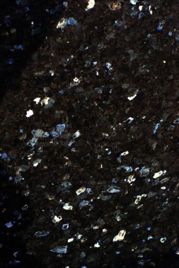 Parlak mavi mika sıçramaları ile doğal siyah labradorit taş