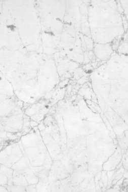 Beyaz doğal taş, gri damarlı mermer doku.