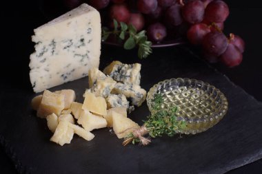 Kırmızı üzüm ve bal ile farklı çeşitleri peynir şarap için bir aperatif olarak servis