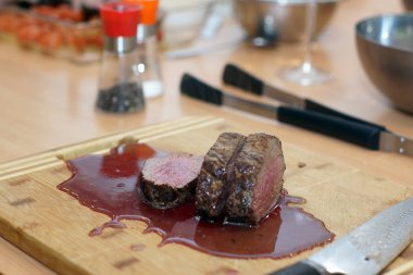 Kan bir havuzda sıcak sığır bonfile dilimleri ile Ahşap tahta