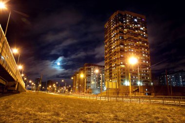 Sonbaharda bir fener yolu yakınında uzun boylu çok katlı bina evi n
