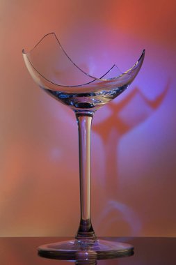 Şarap için kırık cam, sadece bacağın alt kısmı kaldı..