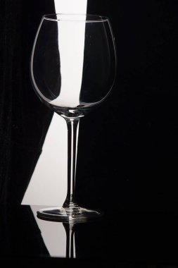 Siyah beyaz arka planda boş şarap kadehi.