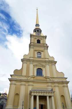 Peter ve Paul Katedrali 'nin kulesi aşağıdan gökyüzüne karşı.