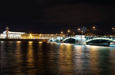 Geceleyin Rusya 'nın Saint Petersburg şehrinde, Neva nehrinde köprüler olan simgeler..