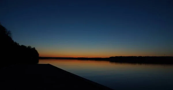 Die Letzten Minuten Des Sonnenuntergangs Mit Einem Streifen Roten Himmels — Stockfoto