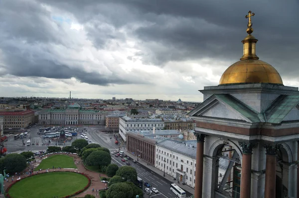 Widok Wysokości Katedry Izaaka Sankt Petersburgu Wieży Krzyżem Kopułą Oraz — Zdjęcie stockowe