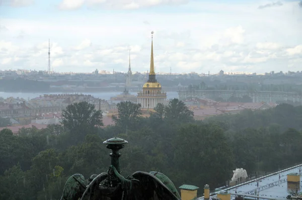 Pohled Výšky Katedrály Izáka Petrohradě Deštivého Města Věže Admirality — Stock fotografie