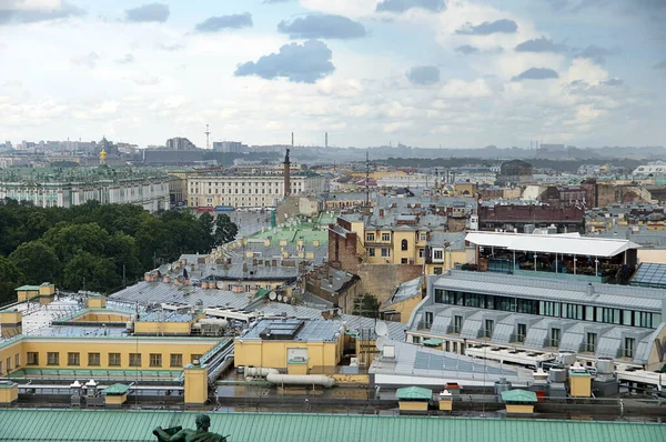 Isaac Katedrali Nin Tepesinden Petersburg Daki Çatılara Bulutlu Gökyüzüne Bak — Stok fotoğraf