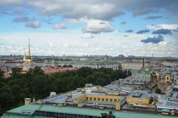 屋上にあるサンクトペテルブルクの聖イサク大聖堂の高さからの眺めと美しい景色 遠くにある古典的な建物 — ストック写真