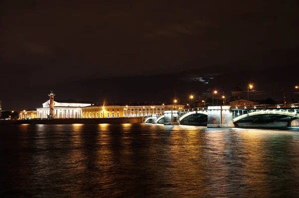 Landmärken Staden Petersburg Ryssland Neva Floden Med Bro Upplyst Lyktor — Stockfoto