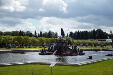 Peterhof 'daki parkta bir çeşme, Neptün figürü.