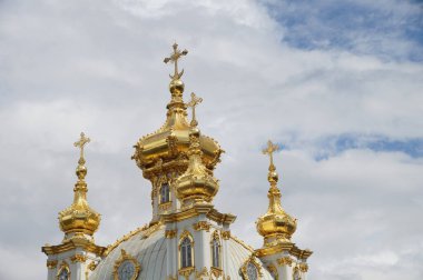 Peterhof 'a park et, gökyüzüne karşı güzel bir kilisenin altın kubbeleri..