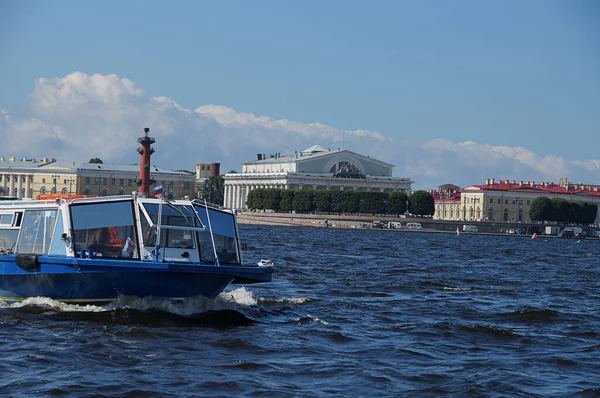 Rusya 'nın St. Petersburg kentindeki bir tekneden sahile baktığınızda, nehir kıyısında binaları ve turist gemisini görebilirsiniz..