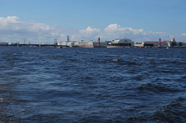 Rusya 'nın St. Petersburg şehrindeki bir tekneden sahile baktığınızda köprüyü ve eski binaları görebilirsiniz..