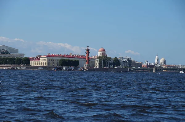 Rusya Nın Petersburg Şehrindeki Bir Tekneden Sahile Baktığınızda Köprüyü Rastral — Stok fotoğraf
