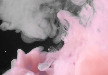 Koyu bir arkaplanda pembe, nazik bir rengin içinde bir bulutun girdabı.