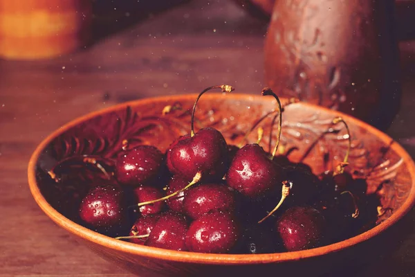 Rote Reife Kirschen Liegen Einem Braunen Teller Neben Einem Braunen — Stockfoto