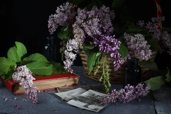 Grand Bouquet Lilas Dans Panier Sur Table Côté Album Rouge Image En Vente