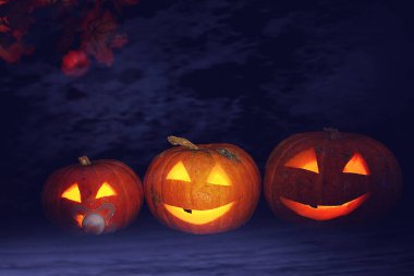 Karanlıkta mavi bir siste parlayan gözleriyle Cadılar Bayramı balkabakları.