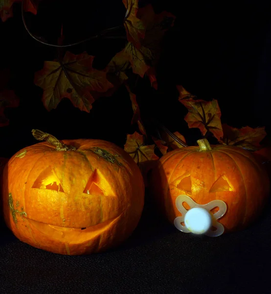 Dos Calabazas Que Representan Una Madre Con Bebé Sobre Fondo — Foto de Stock