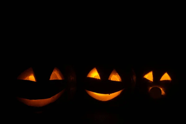Abóboras Halloween Com Olhos Brilhantes Escuridão Completa Espaço Cópia Para — Fotografia de Stock