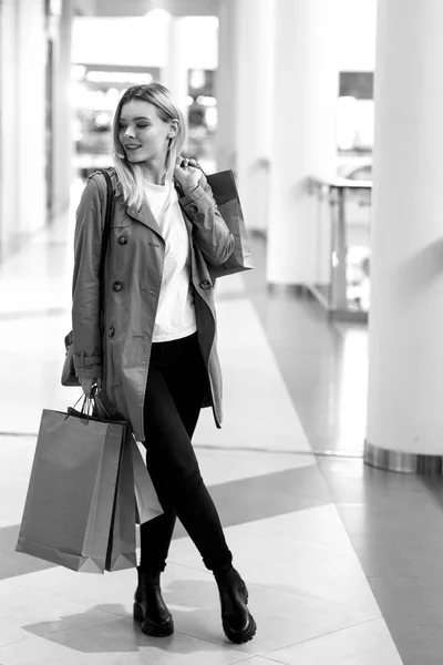 Красива Молода Жінка Ходить Магазинах Ручної Поклажі Концепція Продажів Чорно — стокове фото